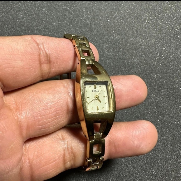 Relic Ladies Watch Gold Tone Squared Quartz Working With Nee Battery - Picture 4 of 7